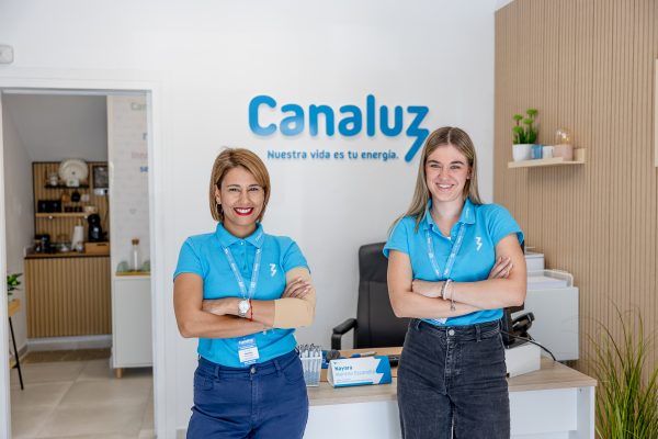 Yesenia García (izda.) y Nayara Moreno (dcha.), el equipo que ilumina la atención al cliente en Canaluz Vecindario.