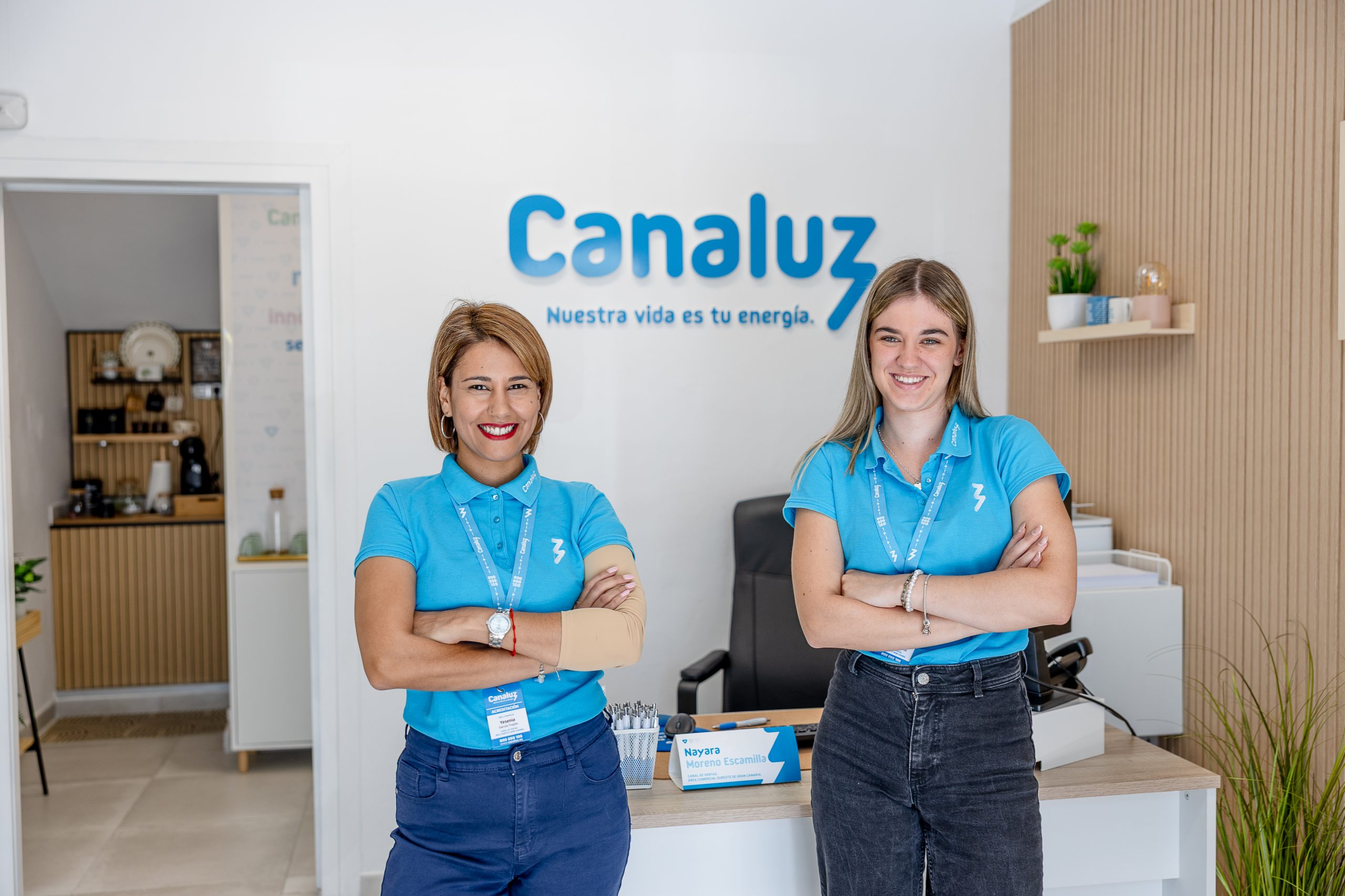 Yesenia García (izda.) y Nayara Moreno (dcha.), el equipo que ilumina la atención al cliente en Canaluz Vecindario.