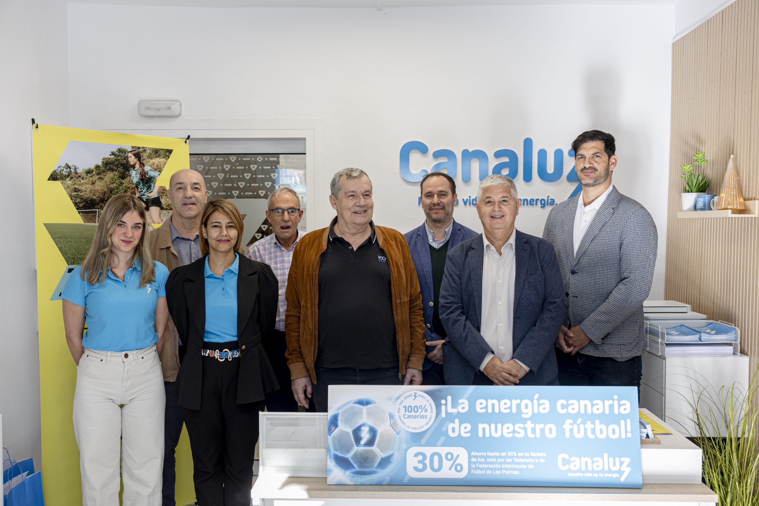 En la imagen, el presidente de la Federación Interinsular de Fútbol de Las Palmas, José Juan Arencibia Alemán y el director general de Canaluz, Lorenzo Muñoz Cerdeña, junto a los asistentes al acto por parte de la misma Federación y de la plantilla de Canaluz Vecindario.