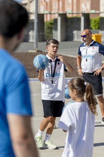 El XI Clínic de Verano de Baloncesto Canaluz vive una emocionante jornada de inclusión junto a la Asociación Felices con Narices