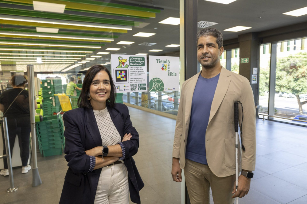 La Fundación DinoSol incorpora la señalética NaviLens en las tiendas HiperDino para personas con discapacidad visual